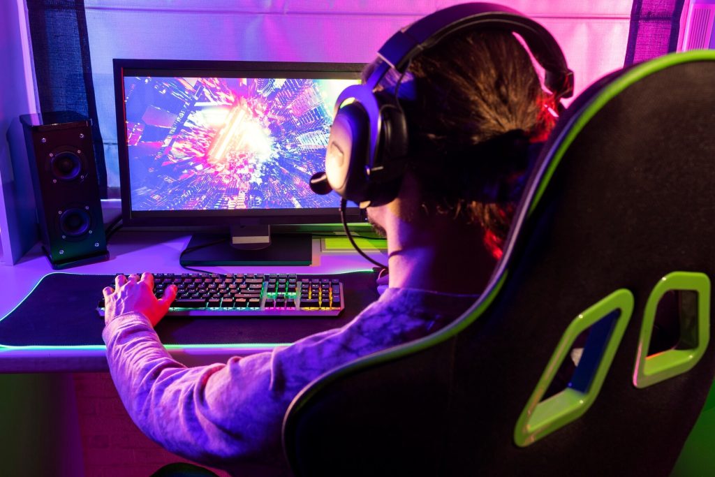 Хостинг игровых серверов gamer playing indoors side view 23 2149829142 1024x683